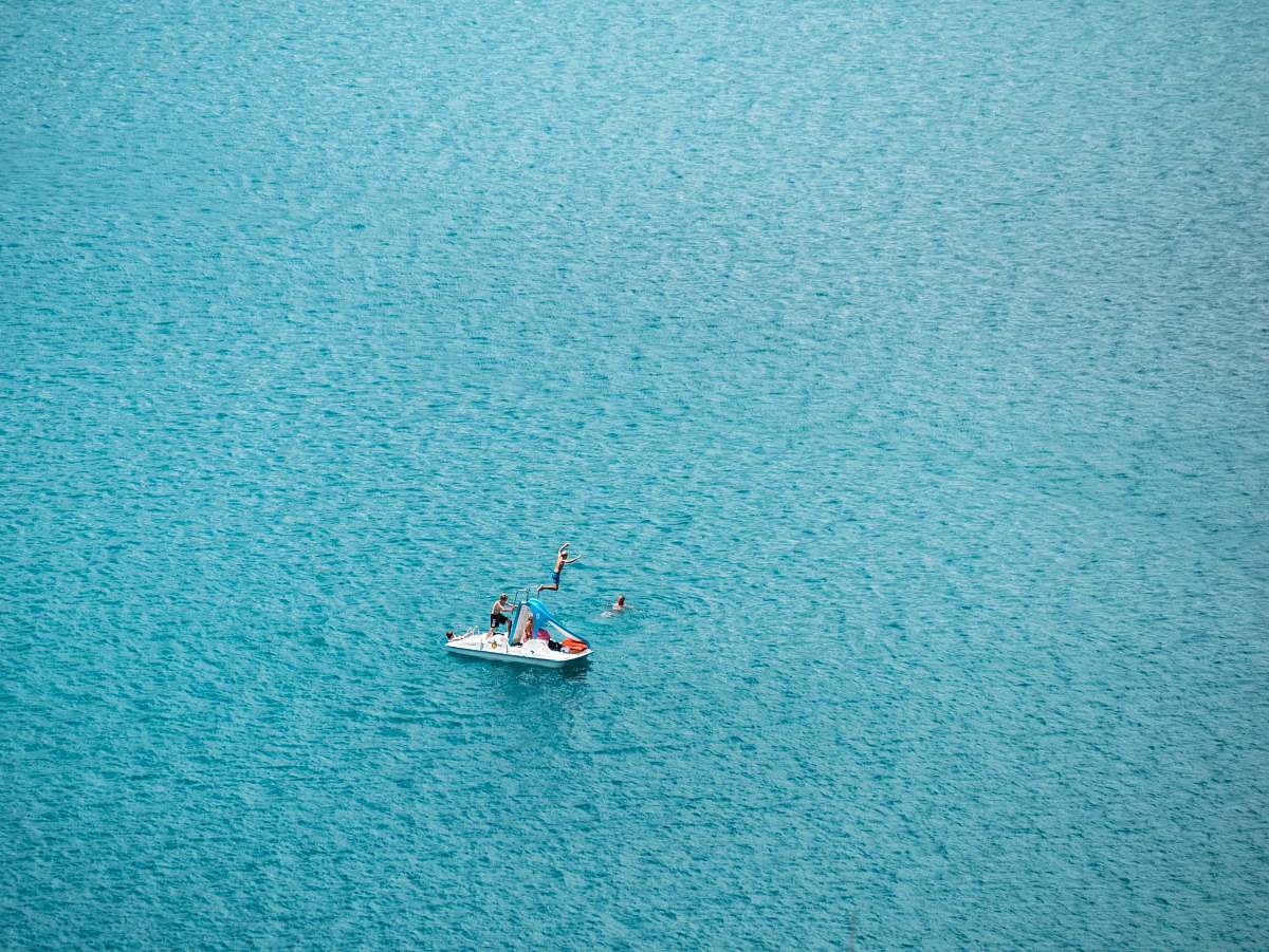 lac d'esparron people jumping on boat boat